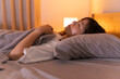 寝室のベッド寝る日本人女性