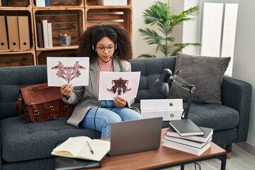 Canvas Print - Young african american woman psychologist having teleconsultation doing rorscharch test at psychology center