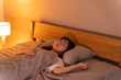 寝室のベッド寝る日本人女性