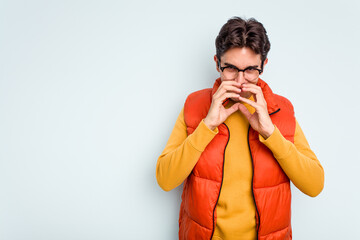 Wall Mural - Young hispanic man isolated on blue background making up plan in mind, setting up an idea.