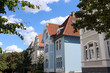 Alte Fassaden und Straßenbegrünung im sanierten Altbauviertel in Bielefeld, NRW, Deutschland: 