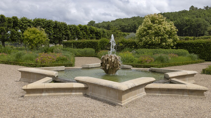 Wall Mural - Fontaine dans les jardins du château de Villandry	