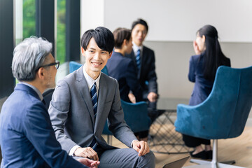 Aufkleber - ロビーで会話するビジネスグループ