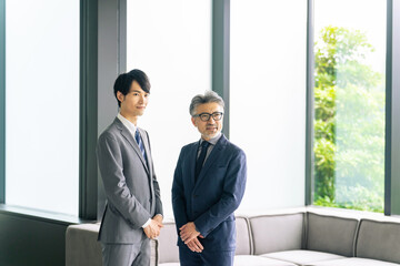 Fototapete - オフィスに立つビジネスパーソン
