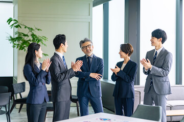 Poster - エグゼクティブ男性に拍手するビジネスグループ