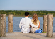 Verliebtes Paar Sitzt Am See