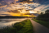 Fototapeta  - Wschód słońca nad jeziorem