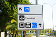 © joserpizarro - Paneles indicadores de tráfico en la Terminal del Aeropuerto de Jerez de la Frontera, Andalucía, España. Señales de aparcamientos, alquiler de coches y terminal del aeropuerto de Jerez La Parra