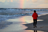 Fototapeta Tęcza - Kolorowa tęcza w czasie deszczu nad horyzontem morza. 