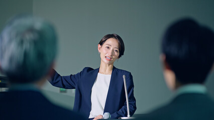Poster - 登壇する女性と聴衆　セミナー　プレゼンテーション