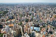 Vista Aérea Dos Prédios E Casas Da Região Central Da Cidade De Campinas, Localizada No Interior Do Estado De São Paulo. 
