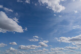 Fototapeta Niebo - Błękitne niebo z białymi chmurami