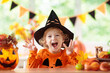 © famveldman - Child in Halloween costume. Kids trick or treat.