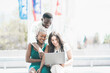 © Kossonoujeanmichel - gruppo di giovane ragazze multietniche amichevoli con laptop che leggono informazioni online mentre si preparano per il seminario all'aperto