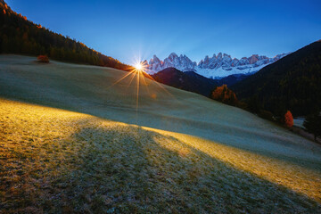 Autocollant - Autumn morning in St. Magdalena village with Odle range. Dolomite alps, Italy, Europe.