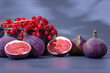 Porzeczki i figi na ciemnym tle ze światłocieniem.
Currants and figs on a dark background with chiaroscuro.
Porzeczki i figi na ciemnym tle ze światłocieniem.