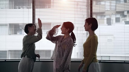 Poster - ハイタッチする女性グループのシルエット