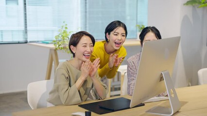 Aufkleber - オフィスで拍手する女性グループ　カジュアルビジネス　スクール