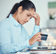 © Mumtaaz D/peopleimages.com - Confused woman and finance debt on credit card for invoice payment in mental panic at desk. Stressed and anxious entrepreneur girl with bankruptcy loan crisis sad about failure of business.