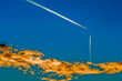 Zwei scheinbar auf Kollissionskurs befindliche Verkehrsflugzeuge am Himmel mit orange beleuchteter Wolke