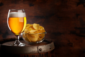 Canvas Print - Beer glass on wooden barrel