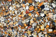 © Andrea Gaitanides - Blick von oben Draufsicht auf verschiedenfarbige Steine Kieselsteine im Wasser am Strand, horizontal