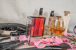maquillage divers sur la table d'une loge d'artiste avec verre de bourbon
