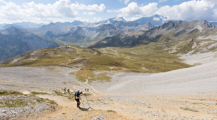 Poster - randonneur au sommet de l'aiguille percée dans les alpes en haute tarentaise à tignes en été