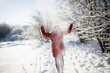 Kobieta na zimowym spacerze, wszędzie leży biały puszysty śnieg