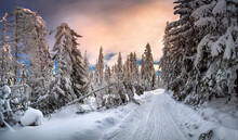 Cold Winter And Beautiful Snow. Buried Roads In Podhale, Near The Tatra Mountains, Poland.

Mroźna Zima I Piękny śnieg. Zasypane Drogi Na Podhalu, Pod Tatrami, Polska. 