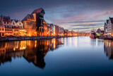Fototapeta Miasto - Gdańsk after sunset, a view of the Motława River, Gdańsk Granary and Gdańsk Old Town. Gdańsk po zachodzie słońca, widok na Motławę, Spichlerz Gdański i gdańską starówkę w odbiciu Motławy.	