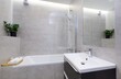 Jasna nowoczesna łazienka w stylowym partamencie