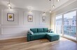 Piękny salon w nowoczesnym apartamencie z zieloną sofą