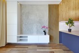 Fototapeta Storczyk - Piękny salon w nowoczesnym apartamencie z fioletowmy storczykiem