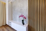 Fototapeta Storczyk - Piękny salon w nowoczesnym apartamencie z fioletowmy storczykiem