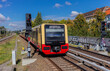 Berlin neue Berliner S-Bahn fährt aus der Innenstadt City  Richtung Schönefeld, Flughafen Zug Baureihe 483/484 neuer moderner Berliner Zug auf sanierten Gleisen nahe Bahnhof Baumschulenweg Halt Signal