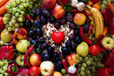Fototapeta  - Czerwone serce w centrum kolorowych owoców i warzyw, zrównoważona dieta i dbanie o zdrowie