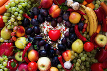 Czerwone Serce W Centrum Kolorowych Owoców I Warzyw, Zrównoważona Dieta I Dbanie O Zdrowie