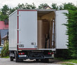 Ein LKW mit Möbelkartons die ausgeliefert werden