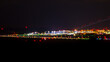 Flughafen Stuttgart bei Nacht mit Lichtspur von landendem Flugzeug