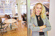 © Robert Kneschke - Junge Frau als Start-Up Gründerin mit verschränkten Armen