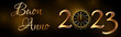 carta o banner per un felice anno nuovo 2023 in oro con un orologio nel numero 0 su uno sfondo sfumato marrone nero