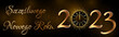 karta lub baner na szczęśliwego nowego roku 2023 w złocie z zegarem w liczbie 0 na czarnym brązowym tle gradientowym