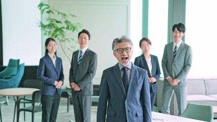 Aufkleber - 大笑いするエグゼクティブ男性と会社員グループ