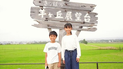 Wall Mural - 北海道旅行で羊ヶ丘展望台に来ている日本人の家族