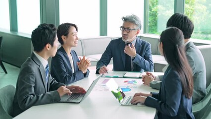 Aufkleber - 会議する幅広い世代のビジネスグループ　スローモーション