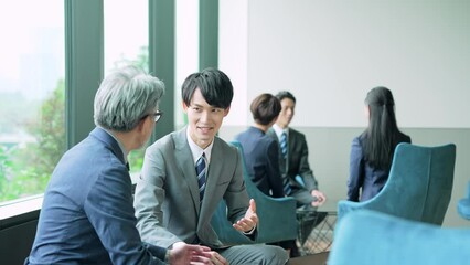 Aufkleber - ロビーで会話するビジネスグループ　スローモーション