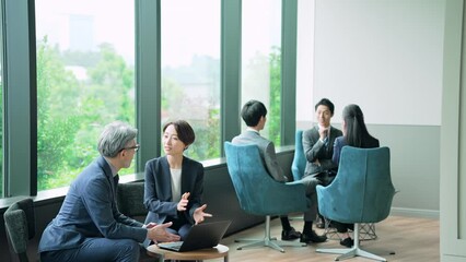 Aufkleber - ロビーで会話するビジネスグループ　スローモーション