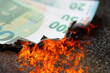 Feuer zerstört Euro Geldscheine