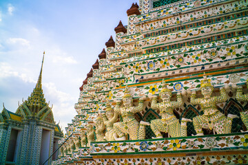 Wall Mural - Bangkok beautiful Wat Arun emple of dawn with beautiful sky